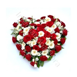 Cuore di Rose rosse e fiori bianchi