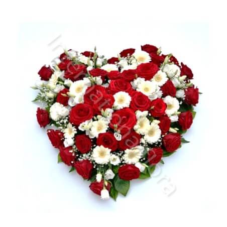 Cuore di Rose rosse e fiori bianchi