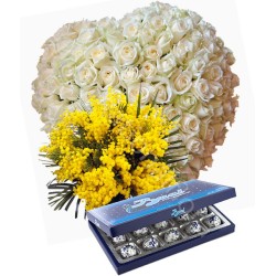 Cuore di 100 Rose bianche con Mimosa e Baci Perugina internationalflora.com